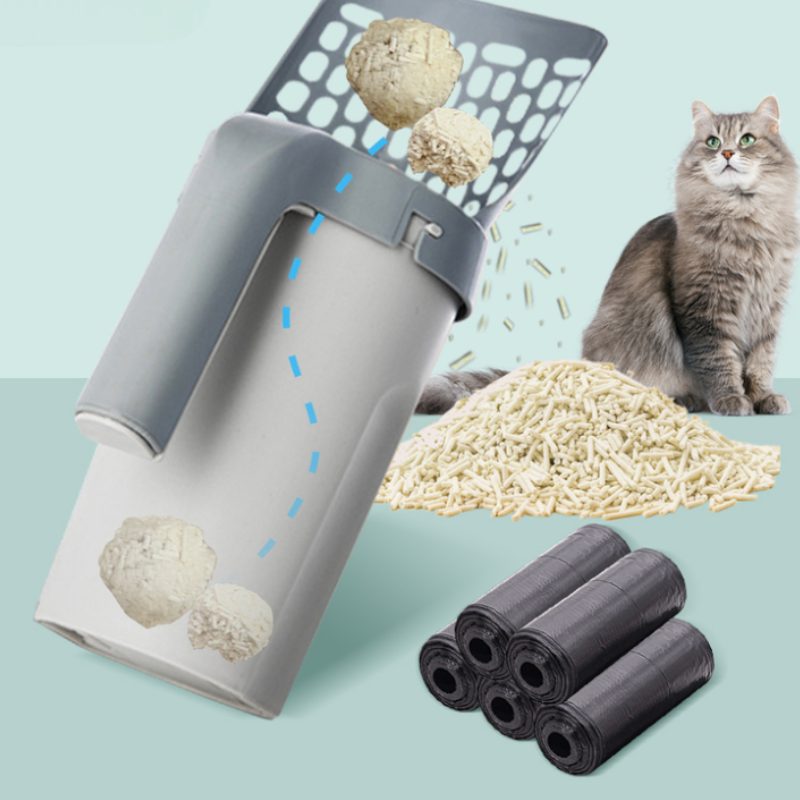 Pá coletora de areia higiênica para gato com recipiente, rolos de sacos e gato ao fundo.