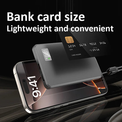 Carregador portátil tamanho cartão, leve, compacto, sendo comparado a um cartão de crédito e um smartphone.