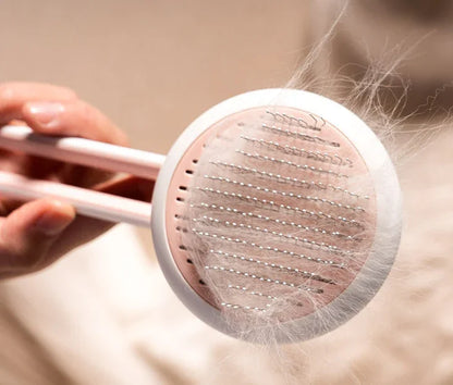 Escova removedora de pelos para animais, com cerdas metálicas e pelos acumulados, em uso