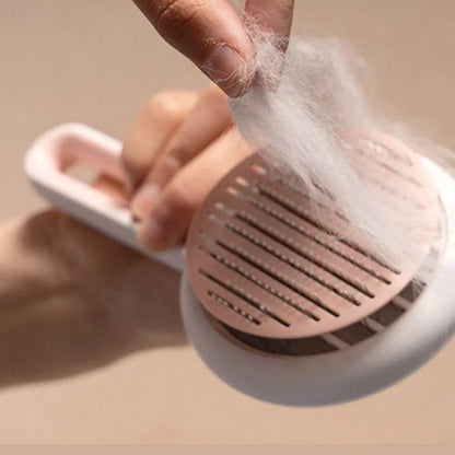 Removedor de fiapos manual rosa sendo usado para retirar pelinhos de tecido.