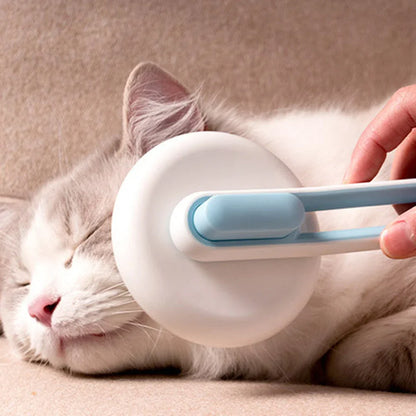 Escova removedora de pelos sendo usada em gato deitado, relaxado, para cuidados pet.